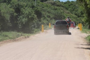 Assaltantes colocam obstáculos na ponte para investir contra as vítimas (Foto: Carlos Queiroz - Infocenter DP)