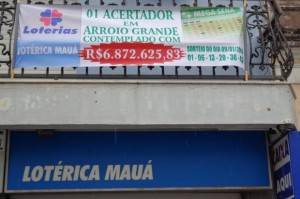 Lotérica de Arroio Grande estampa faixa com o valor do prêmio conquistado pelo apostador local Foto: Paulo Giovani Araújo / Especial