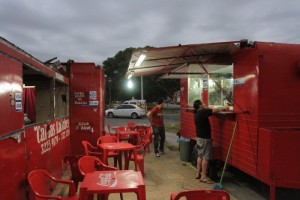 No comércio da praça 20 de Setembro um trailer móvel já substituiu o antigo (Foto: Moizés Vasconcellos - DP)