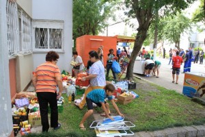 População do local retirou às pressas as mercadorias (Foto: Paulo Rossi - DP)