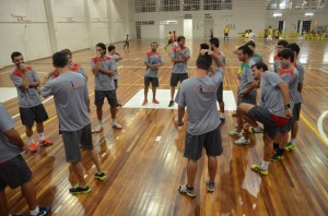 Elenco de 18 jogadores reunido na quadra do DC Eventos (Foto: Elison Bitencourt)