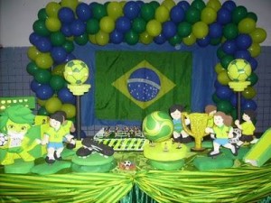 Decoração simples com arco de balão e mesa com toalha.