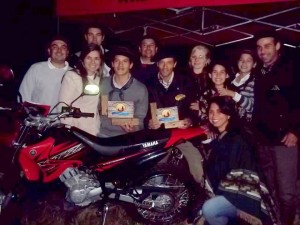 Thaian (com troféu à esquerda). Ao lado Alex Rosa (5º lugar). Parabéns pelas conquistas!