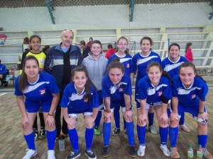 Equipe feminina de futsal do I.E.E. Aimone Soares Carriconde. FOTO: Sissi Ferreira.